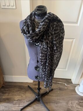 Gray Leopard graffiti Lightweight Women’s Scarf 🧣 (as is pulls)
